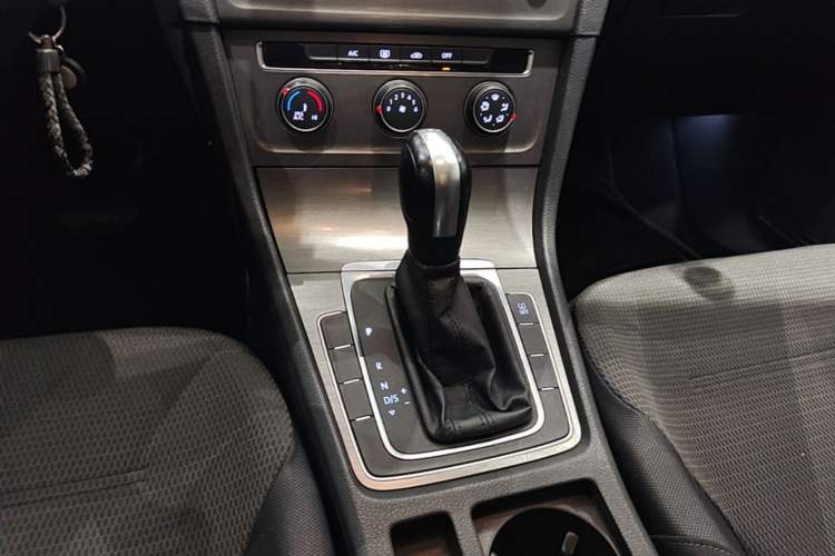 Used Volkswagen Golf 2015 1.4TSI Automatic Comfort Model Gear Lever