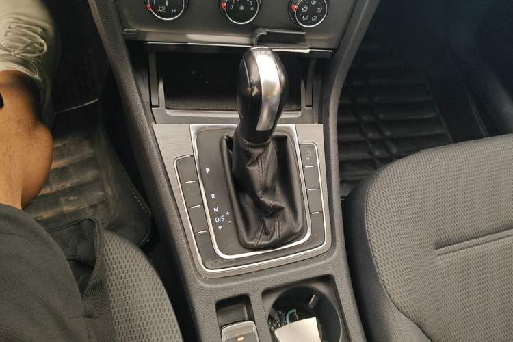 Used Volkswagen Golf 2015 1.4TSI Automatic Comfort Model Gear Lever