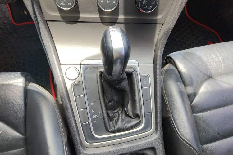 Used Volkswagen Golf 2015 1.4TSI Automatic Luxury Model Gear Lever