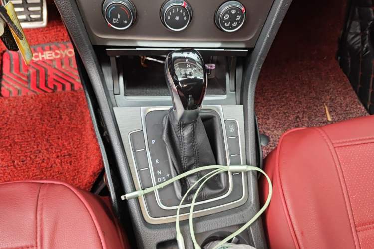 Used Volkswagen Golf 2015 1.6L Automatic Comfort Model Gear Lever