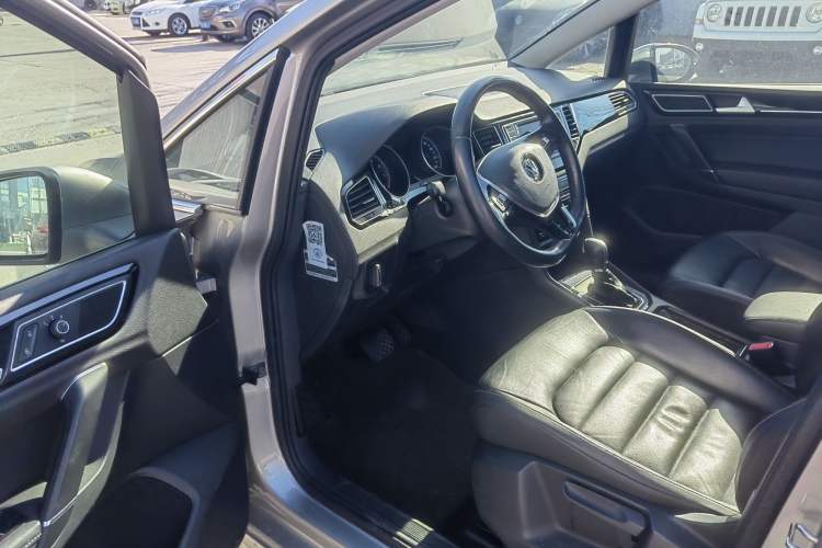 Used Volkswagen Golf 2015 1.4TSI Sportsvan Interior 3