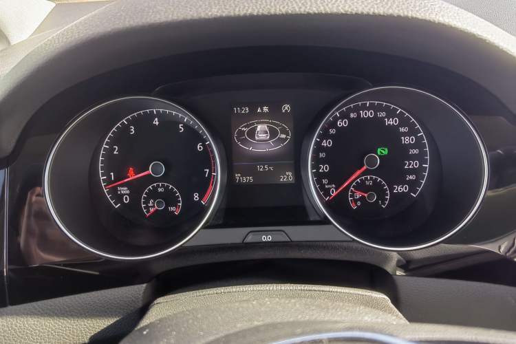 Used Volkswagen Golf 2015 1.4TSI Sportsvan Odometer Close Up
