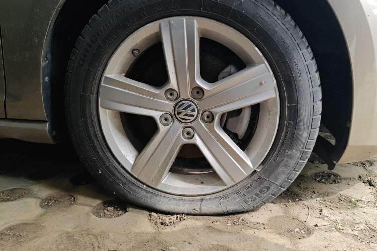 Used Volkswagen Golf 2015 1.4TSI Automatic Comfort Model Right Front Wheel Hub