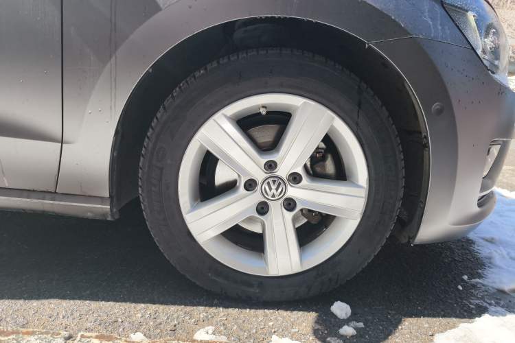 Used Volkswagen Golf 2015 1.4TSI Sportsvan Right Front Wheel Hub