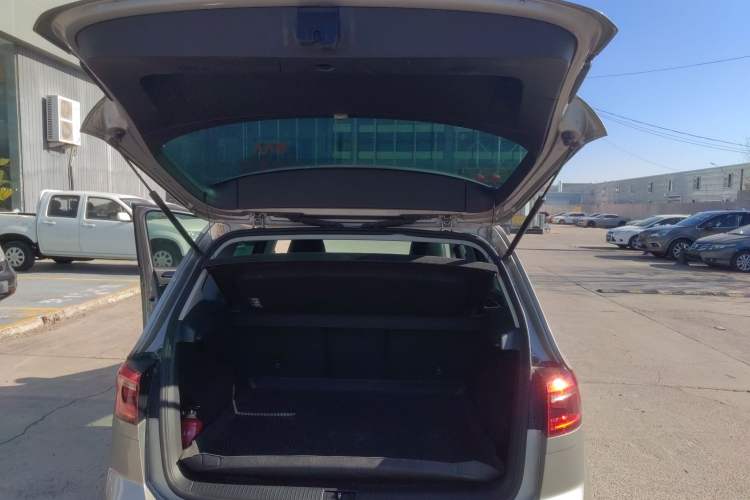 Used Volkswagen Golf 2015 1.4TSI Sportsvan Trunk