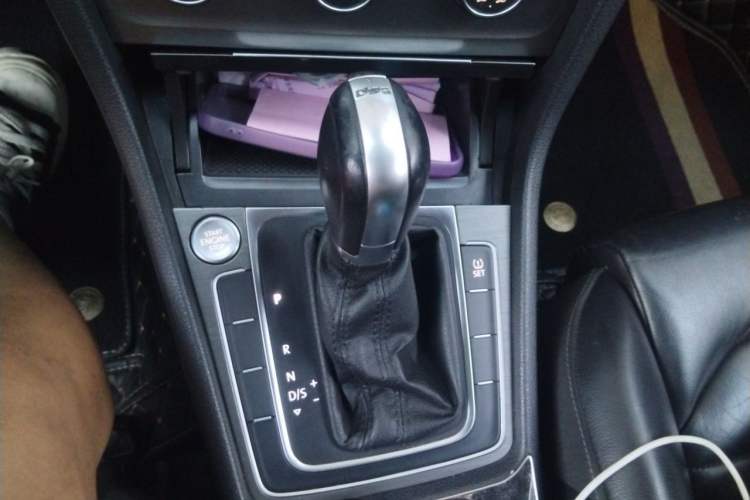 Used Volkswagen Golf 2015 1.4TSI Automatic Luxury Model Gear Lever