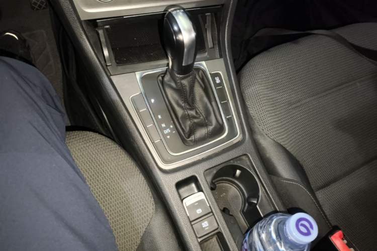 Used Volkswagen Golf 2015 1.4TSI Automatic Comfort Model Gear Lever