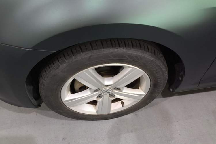 Used Volkswagen Golf 2015 1.4TSI Automatic Comfort Model Left Front Wheel Hub