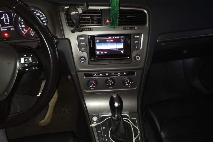 Used Volkswagen Golf 2015 1.4TSI Automatic Luxury Model Audio And AC Panel