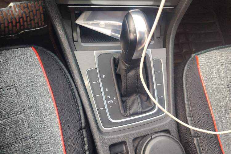 Used Volkswagen Golf 2015 1.6L Automatic Comfort Model Gear Lever