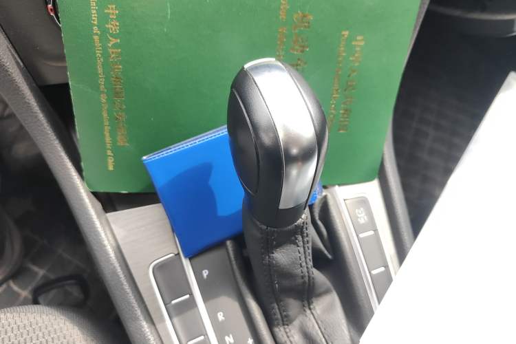 Used Volkswagen Golf 2015 1.6L Automatic Comfort Model Gear Lever