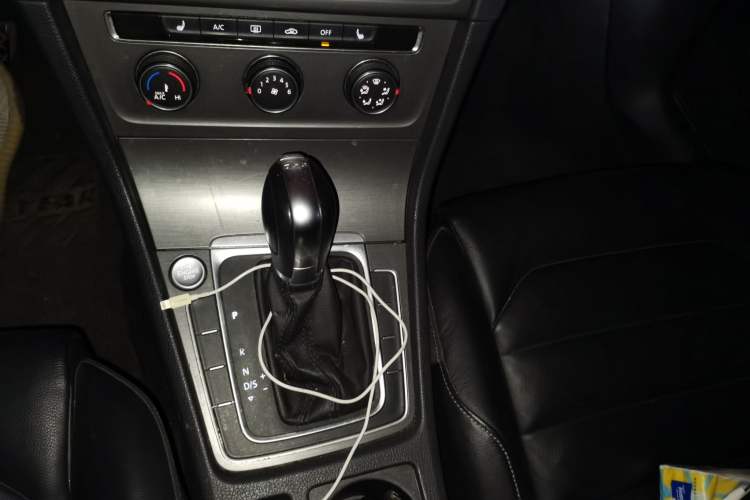Used Volkswagen Golf 2015 1.4TSI Automatic Luxury Model Gear Lever