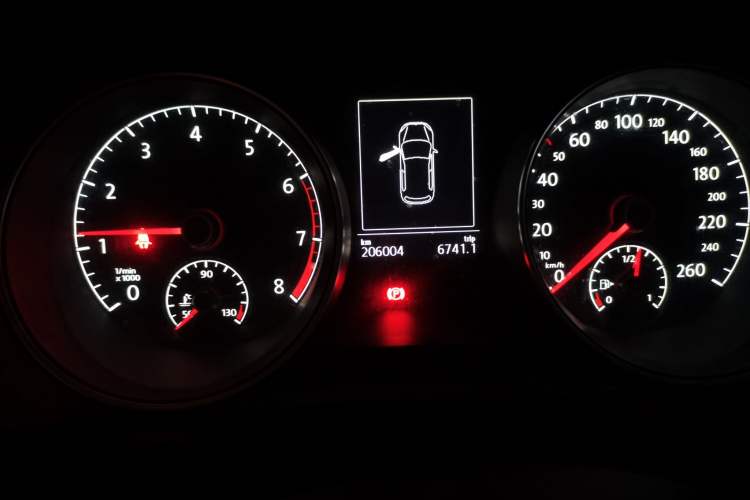 Used Volkswagen Golf 2015 1.4TSI Automatic Luxury Model Odometer Close Up