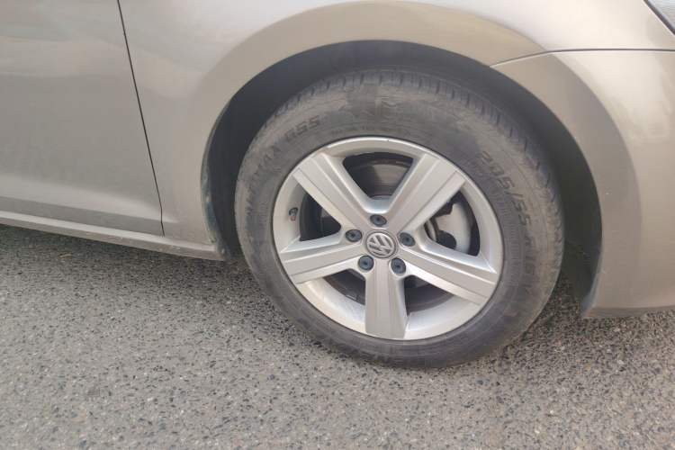 Used Volkswagen Golf 2015 1.6L Automatic Comfort Model Right Front Wheel Hub