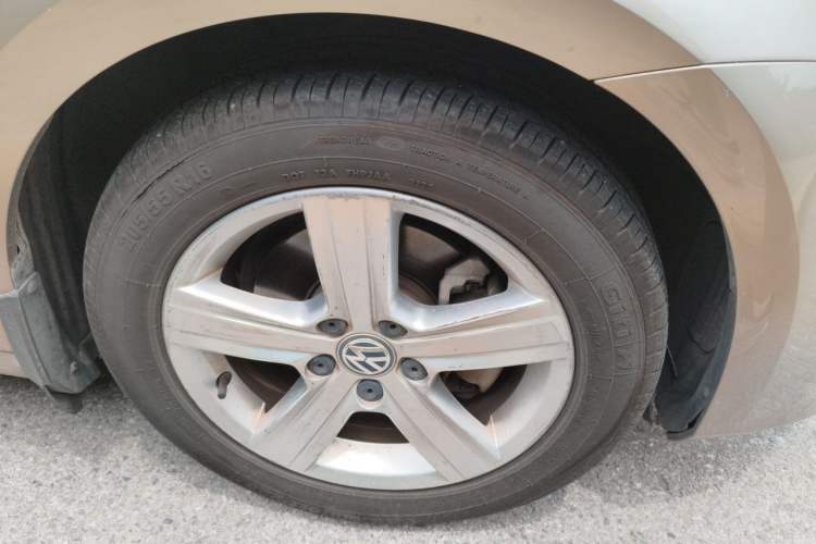 Used Volkswagen Golf 2015 1.6L Automatic Comfort Model Right Front Wheel Hub