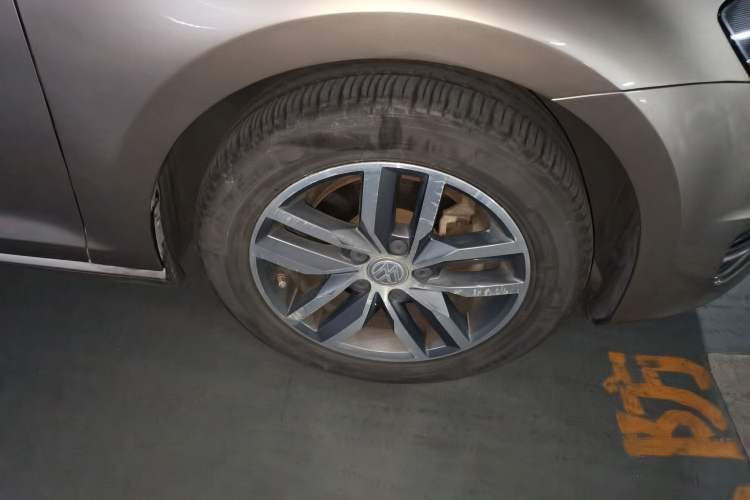 Used Volkswagen Golf 2015 1.4TSI Automatic Luxury Model Right Front Wheel Hub