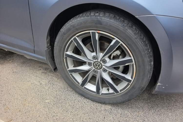 Used Volkswagen Golf 2015 1.4TSI Automatic Flagship Model Right Front Wheel Hub
