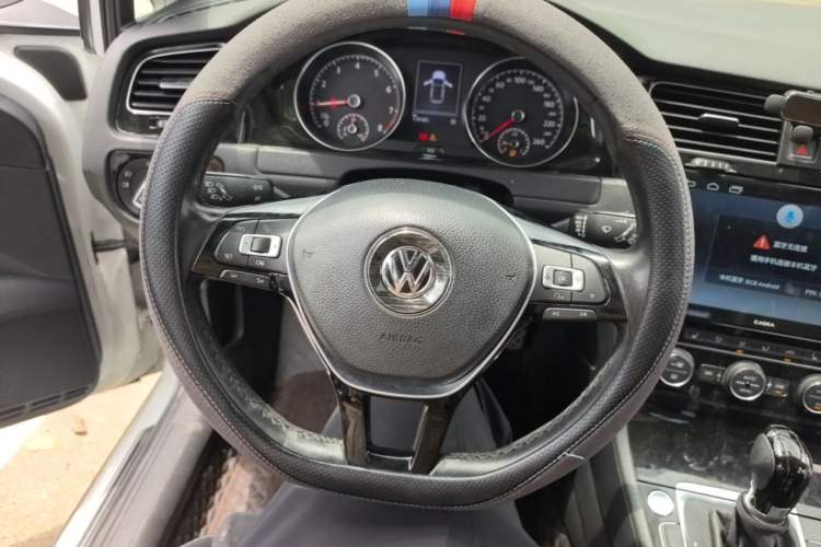 Used Volkswagen Golf 2015 1.4TSI Automatic Flagship Model Steering Wheel
