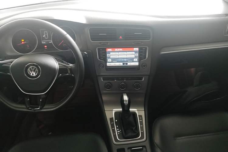 Used Volkswagen Golf 2015 1.4TSI Automatic Comfort Model Center Console