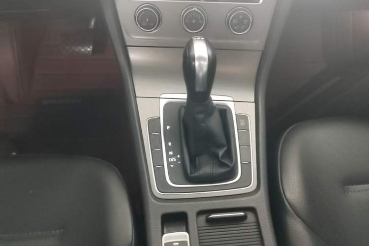 Used Volkswagen Golf 2015 1.4TSI Automatic Comfort Model Gear Lever