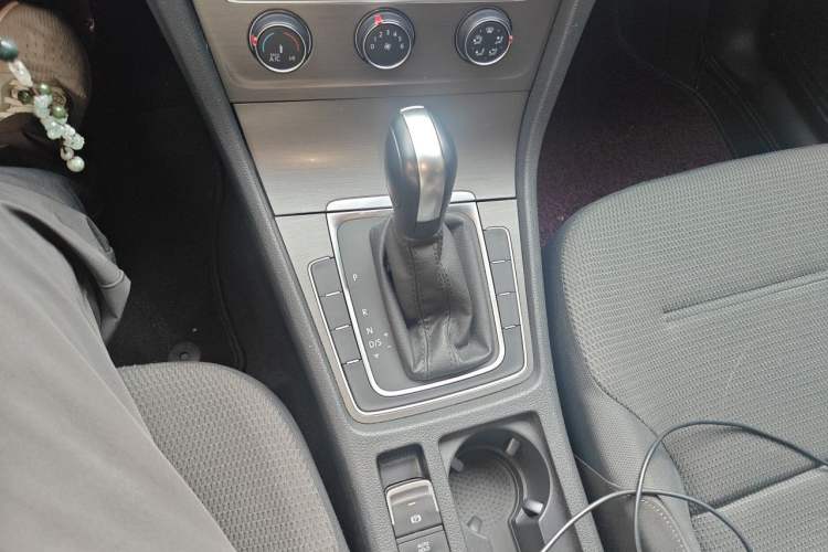 Used Volkswagen Golf 2015 1.6L Automatic Comfort Model Gear Lever