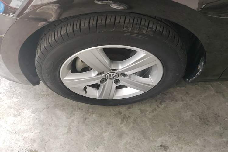 Used Volkswagen Golf 2015 1.4TSI Automatic Comfort Model Left Front Wheel Hub