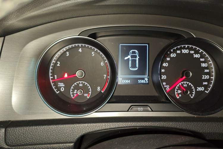 Used Volkswagen Golf 2015 1.4TSI Automatic Comfort Model Odometer Close Up