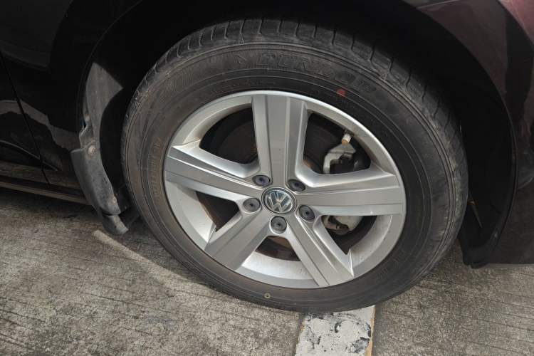 Used Volkswagen Golf 2015 1.6L Automatic Comfort Model Right Front Wheel Hub