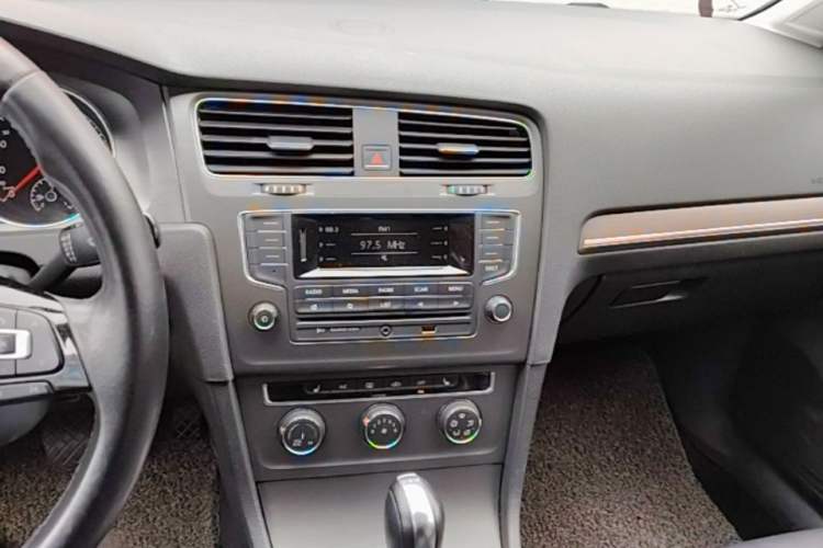 Used Volkswagen Golf 2015 1.4TSI Automatic Luxury Model Audio And AC Panel