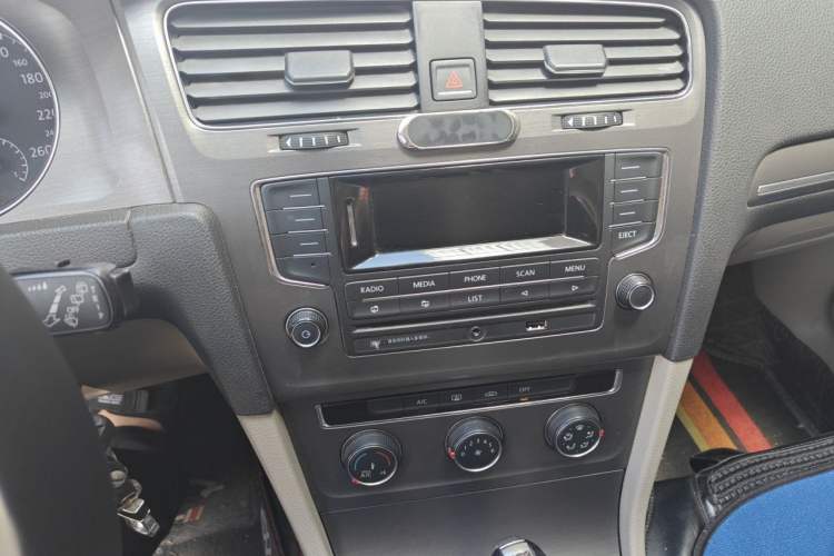 Used Volkswagen Golf 2015 1.2TSI Automatic Comfort Model Audio And AC Panel
