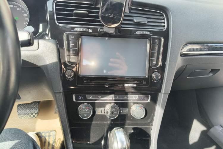 Used Volkswagen Golf 2015 1.4TSI Automatic Flagship Model Audio And AC Panel