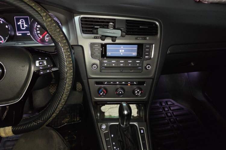 Used Volkswagen Golf 2015 1.4TSI Automatic Luxury Model Audio And AC Panel