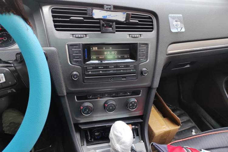Used Volkswagen Golf 2015 1.4TSI Automatic Luxury Model Audio And AC Panel