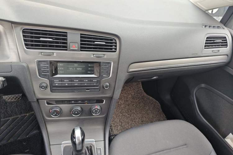 Used Volkswagen Golf 2015 1.4TSI Automatic Comfort Model Audio And AC Panel
