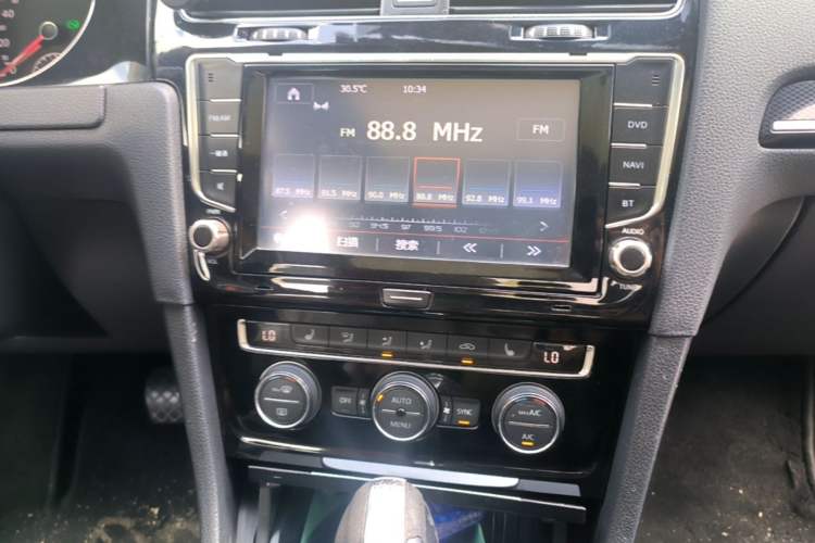 Used Volkswagen Golf 2015 1.4TSI Automatic Flagship Model Audio And AC Panel