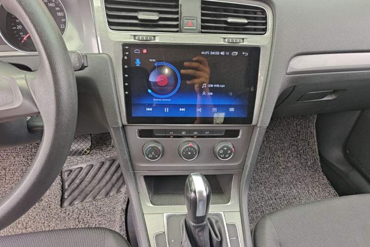Used Volkswagen Golf 2015 1.6L Automatic Fashion Model Audio And AC Panel