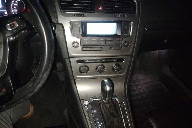 Used Volkswagen Golf 2015 1.4TSI Automatic Luxury Model Audio And AC Panel