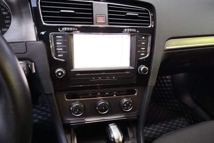 Used Volkswagen Golf 2015 1.4TSI Automatic Comfort Model Audio And AC Panel