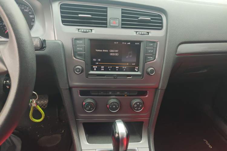 Used Volkswagen Golf 2015 1.6L Automatic Fashion Model Audio And AC Panel