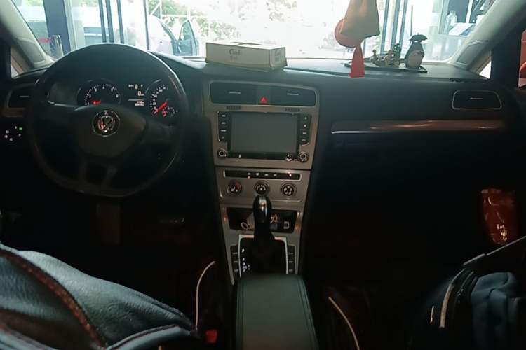 Used Volkswagen Golf 2015 1.6L Automatic Fashion Model Center Console