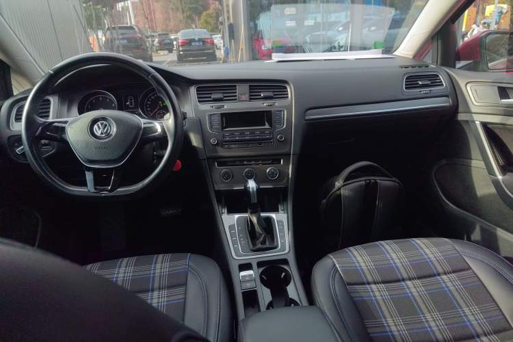 Used Volkswagen Golf 2015 1.4TSI Automatic Comfort Model Center Console