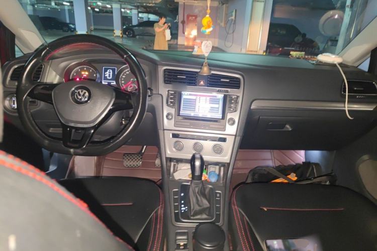 Used Volkswagen Golf 2015 1.6L Automatic Comfort Model Center Console