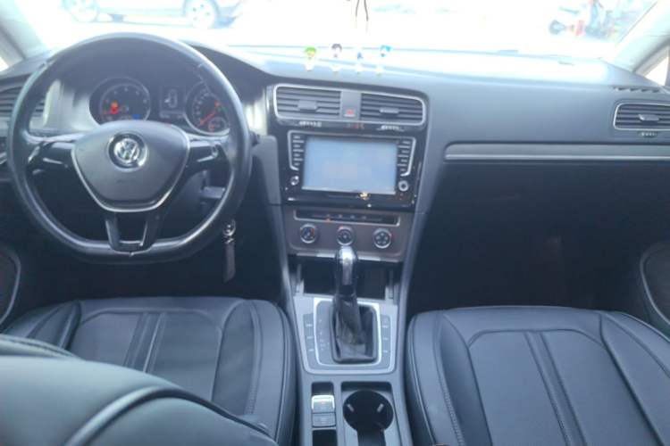 Used Volkswagen Golf 2015 1.6L Automatic Comfort Model Center Console