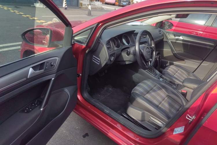 Used Volkswagen Golf 2015 1.4TSI Automatic Comfort Model Driver Seat