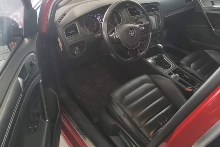 Used Volkswagen Golf 2015 1.4TSI Automatic Luxury Model Driver Seat
