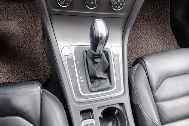 Used Volkswagen Golf 2015 1.4TSI Automatic Luxury Model Gear Lever