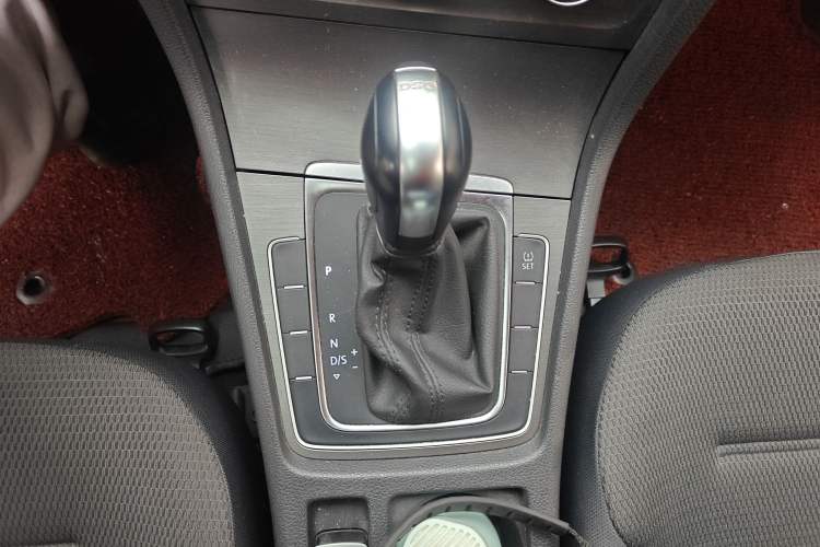 Used Volkswagen Golf 2015 1.4TSI Automatic Comfort Model Gear Lever