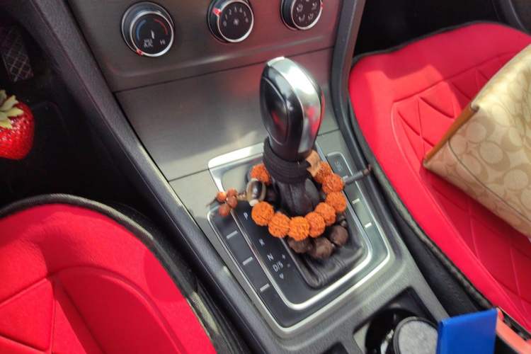 Used Volkswagen Golf 2015 1.6L Automatic Comfort Model Gear Lever