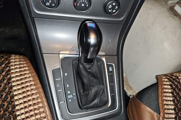 Used Volkswagen Golf 2015 1.4TSI Automatic Comfort Model Gear Lever