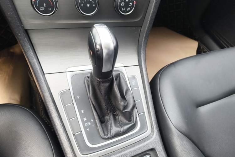 Used Volkswagen Golf 2015 1.4TSI Automatic Comfort Model Gear Lever